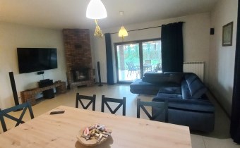 Widok na salon  z wyjściem na taras
