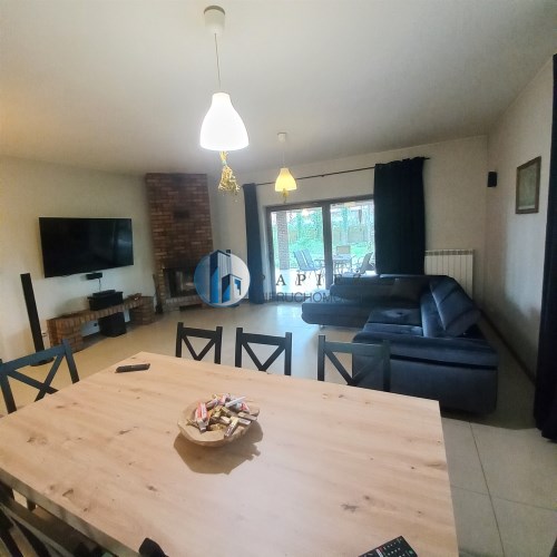 Widok na salon  z wyjściem na taras